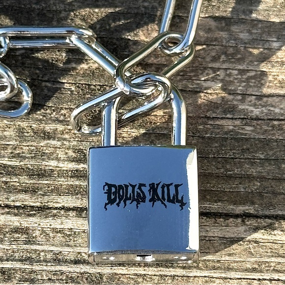 🔥 NIP New Dolls Kill Metallic Padlock Chain & Key Necklace - Picture 1 of 6